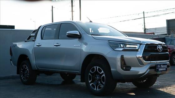 TOYOTA HILUX 2.8 D-4D TURBO DIESEL CD SRV 4X4 AUTOMÁTICO TOYOTA HILUX 2.8 D-4D TURBO DIESEL CD SRV 4X4 AUTOMÁTICO